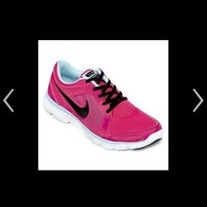 Nike women’s shoes size 9 never worn